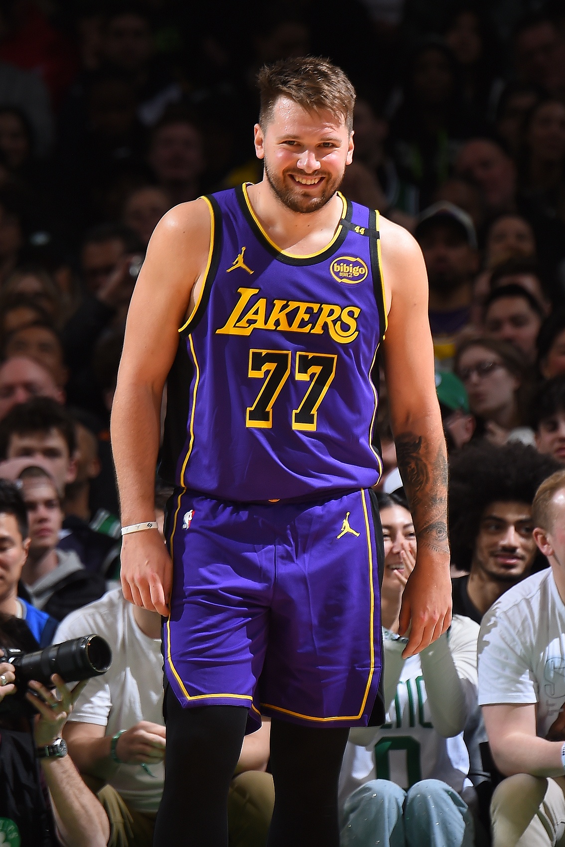 大钱!湖人可以在27年内与Doncic签约3.23亿 如果您等待1年 则可以签署4.18亿次5年